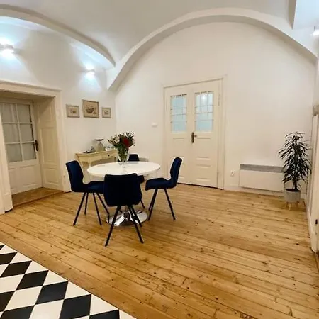 Historical Zaffir House - Market Square Hébergement de vacances