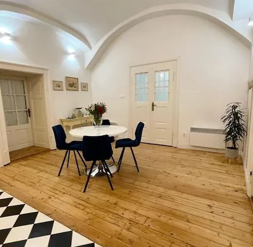 Historical Zaffir House - Market Square Semesterbostad